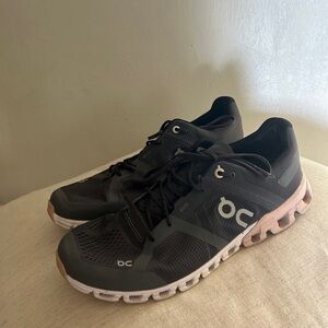 On Running Women's Black/grey Running Shoes